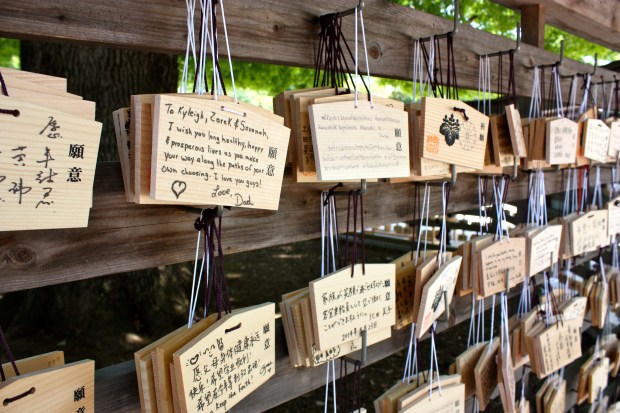 Pyhäkössä sai kirjoittaa rukouksia ja toiveita puulevyille