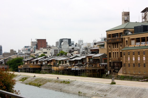 Kioto. Oikealla kabuki-teatteri.