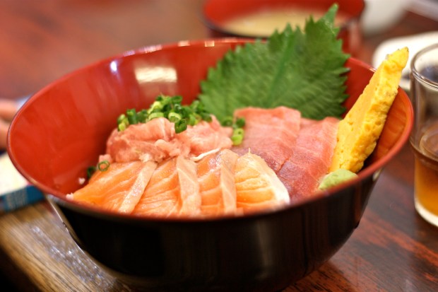 Kala-riisi-kulho Tsujikin torilla