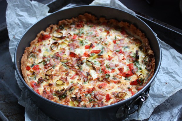 Piirakkapysäkki . Kuvan kinkkupiirakka ei liity tapaukseen. 